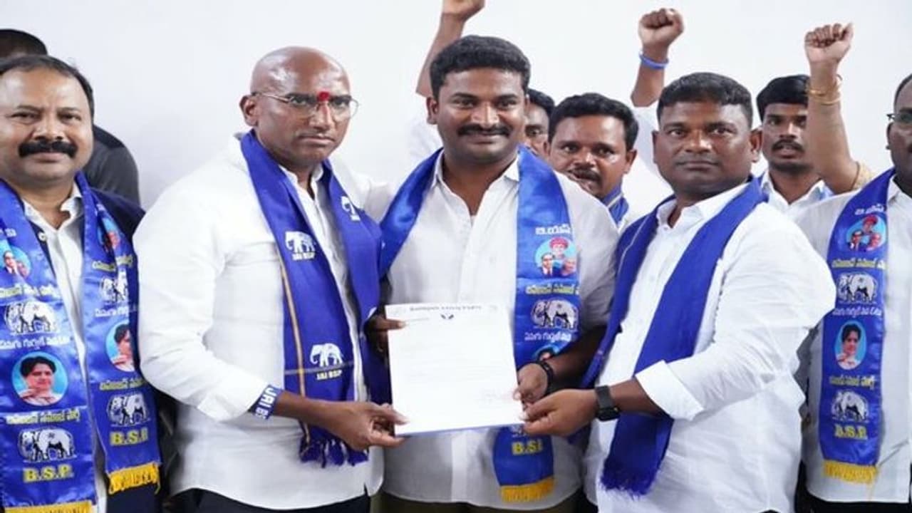 తెలంగాణ బిఎస్పి చీఫ్ కారు యాక్సిడెంట్ ... ఆర్ఎస్ ప్రవీణ్ కు తప్పిన ప్రమాదం తెలంగాణ బిఎస్పి చీఫ్ కారు యాక్సిడెంట్ ... ఆర్ఎస్ ప్రవీణ్ కు తప్పిన ప్రమాదం