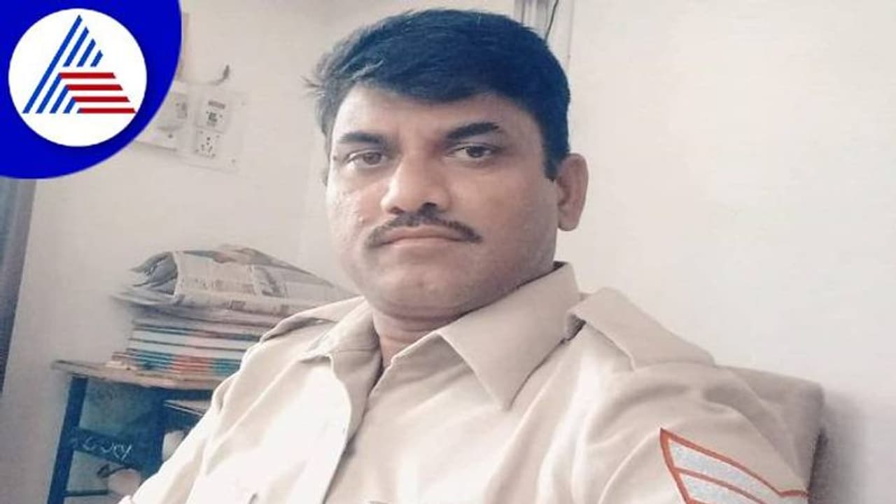 ವಿಜಯಪುರ: ಸಿದ್ದರಾಮಯ್ಯ ಹೇಳಿಕೆ ವಿರುದ್ಧ ಪೋಸ್ಟ್: ಪೊಲೀಸ್ ಕಾನ್ಸಟೇಬಲ್ ಸಸ್ಪೆಂಡ್ ವಿಜಯಪುರ: ಸಿದ್ದರಾಮಯ್ಯ ಹೇಳಿಕೆ ವಿರುದ್ಧ ಪೋಸ್ಟ್: ಪೊಲೀಸ್ ಕಾನ್ಸಟೇಬಲ್ ಸಸ್ಪೆಂಡ್