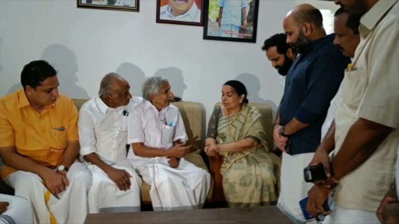 കോടിയേരിയുടെ വീട്ടിൽ‌ ആശ്വാസവാക്കുകളുമായി ഉമ്മൻ ചാണ്ടി; കൈപിടിച്ച് ബിനീഷ് 