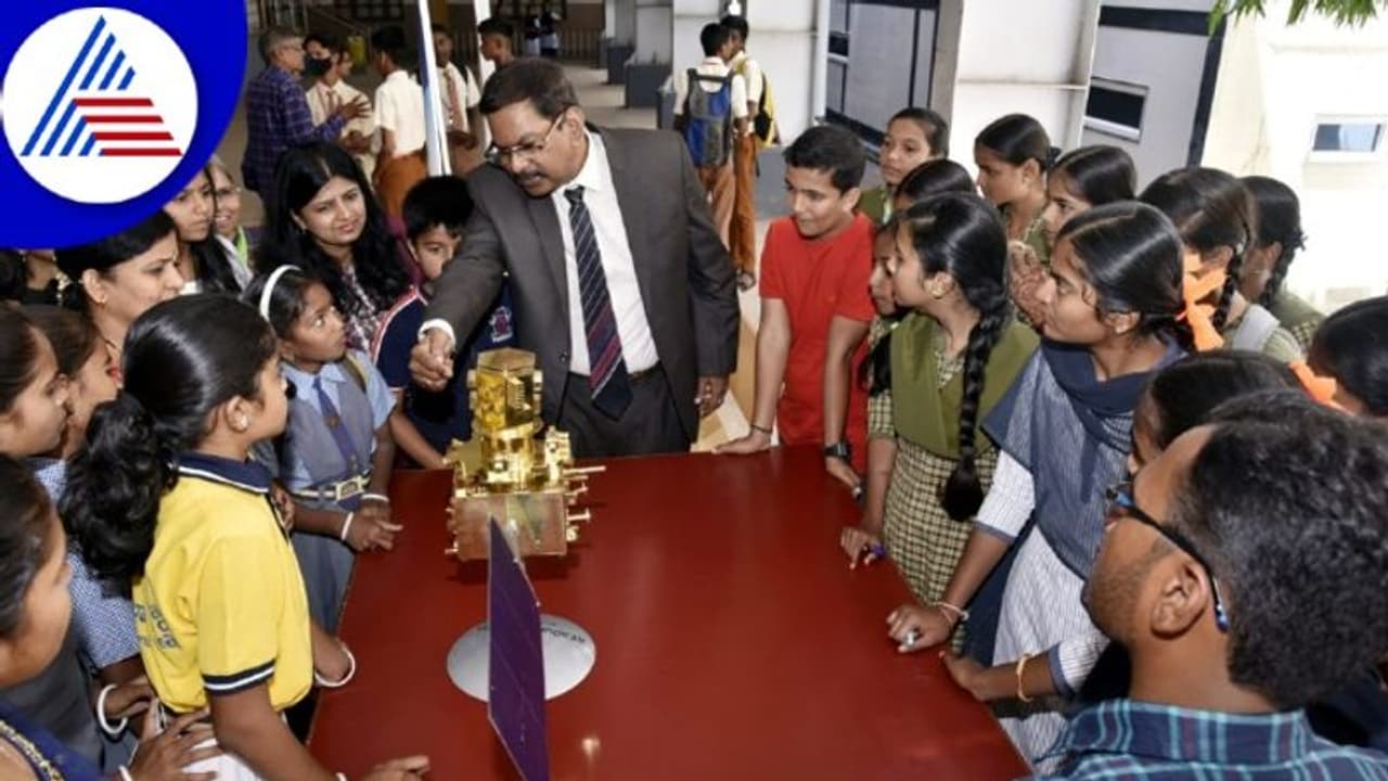 ಮಕ್ಕಳಿಗೆ ಪ್ರೇರಣೆಯಾದ ಇಸ್ರೋ ವಿಜ್ಞಾನಿಗಳು, ಬಾಗಲಕೋಟೆಯಲ್ಲಿ ವಿಶ್ವ ಬಾಹ್ಯಾಕಾಶ ಸಪ್ತಾಹ ಮಕ್ಕಳಿಗೆ ಪ್ರೇರಣೆಯಾದ ಇಸ್ರೋ ವಿಜ್ಞಾನಿಗಳು, ಬಾಗಲಕೋಟೆಯಲ್ಲಿ ವಿಶ್ವ ಬಾಹ್ಯಾಕಾಶ ಸಪ್ತಾಹ
