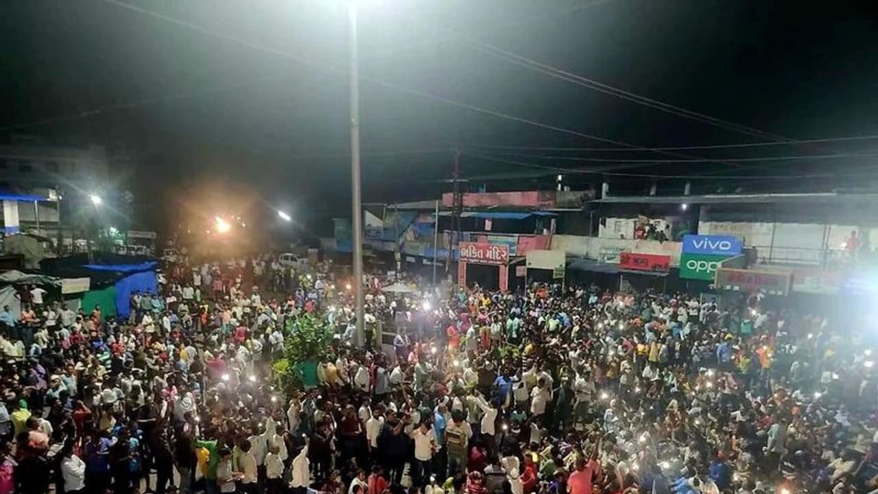 కాంగ్రెస్ ఎమ్మెల్యేపై దాడి.. గుజరాత్ లో తీవ్ర ఉద్రిక్తత.. దుకాణాలకు నిప్పు, ఫైర్ ఇంజన్ ధ్వంసం కాంగ్రెస్ ఎమ్మెల్యేపై దాడి.. గుజరాత్ లో తీవ్ర ఉద్రిక్తత.. దుకాణాలకు నిప్పు, ఫైర్ ఇంజన్ ధ్వంసం