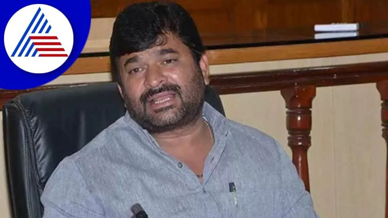 ಎಲೆಕ್ಷನ್ಗೆ ನಿಲ್ಬಹುದು, ಕ್ಷೇತ್ರಕ್ಕೆ ಹೋಗೋ ಹಾಗಿಲ್ಲ: ವಿನಯ್ ಕುಲಕರ್ಣಿಗೆ ಕೋರ್ಟ್ ಶಾಕ್! ಎಲೆಕ್ಷನ್ಗೆ ನಿಲ್ಬಹುದು, ಕ್ಷೇತ್ರಕ್ಕೆ ಹೋಗೋ ಹಾಗಿಲ್ಲ: ವಿನಯ್ ಕುಲಕರ್ಣಿಗೆ ಕೋರ್ಟ್ ಶಾಕ್!