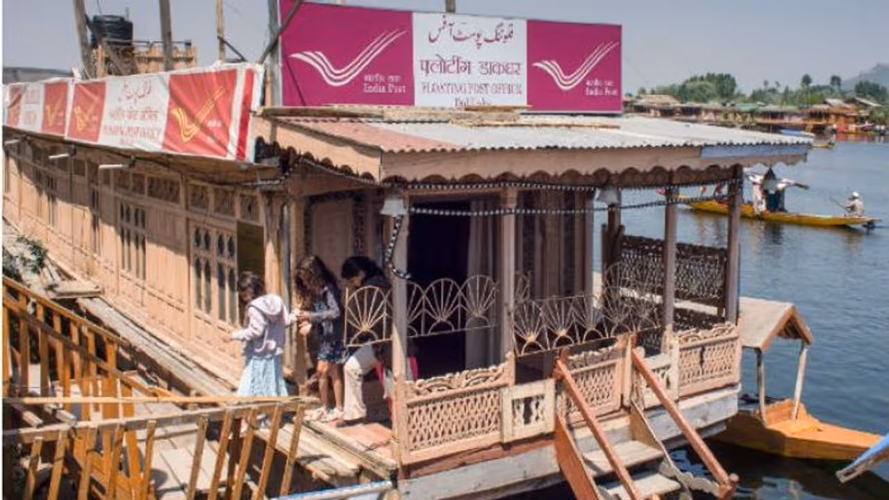 खुद ही डाकघर और खुद ही डाकिया, 200 साल से नाव पर तैर रहा है ये अनोखा पोस्ट ऑफिस, जानिए है कहां 