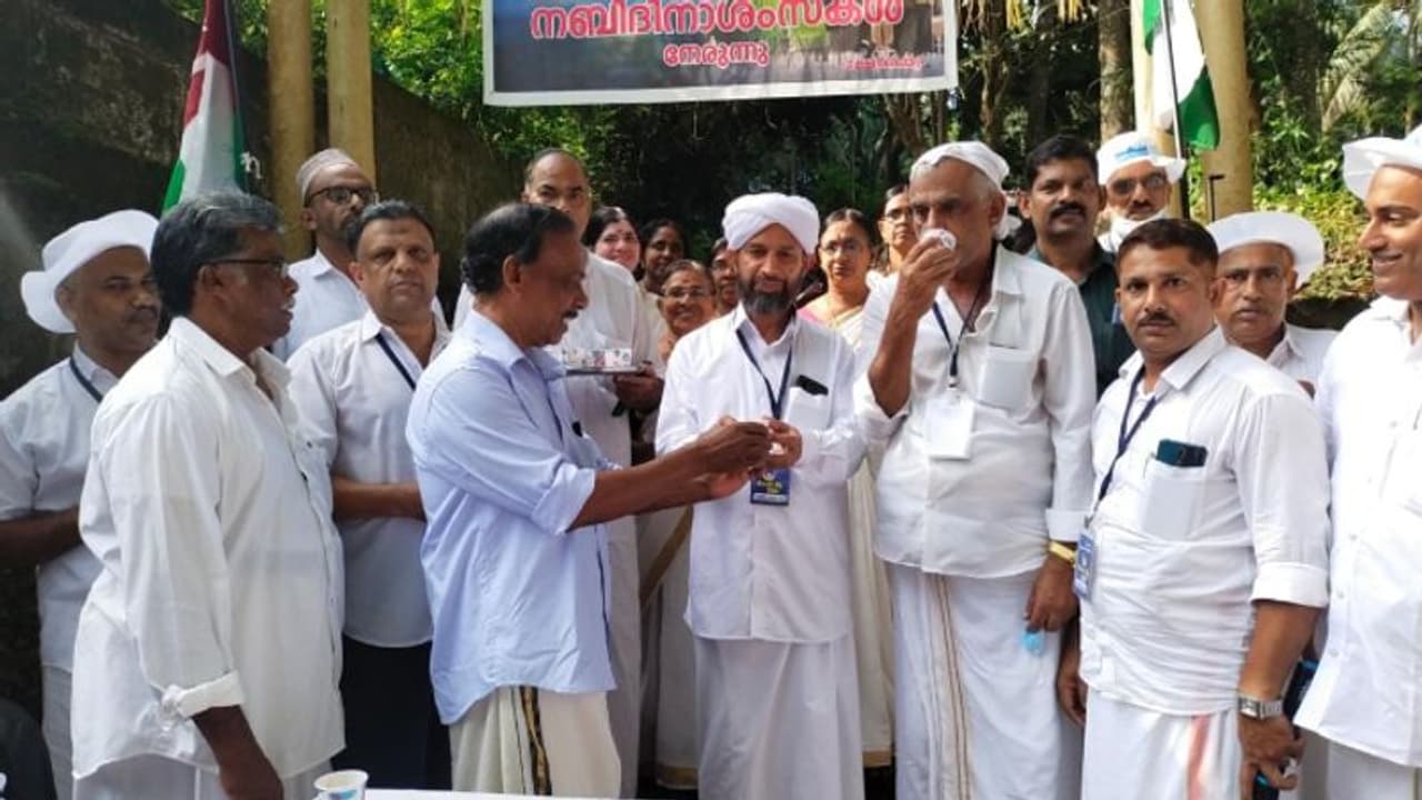 നബിദിന റാലിയെ മധുരം നൽകി സ്വീകരിച്ച് ക്ഷേത്രക്കമ്മിറ്റി