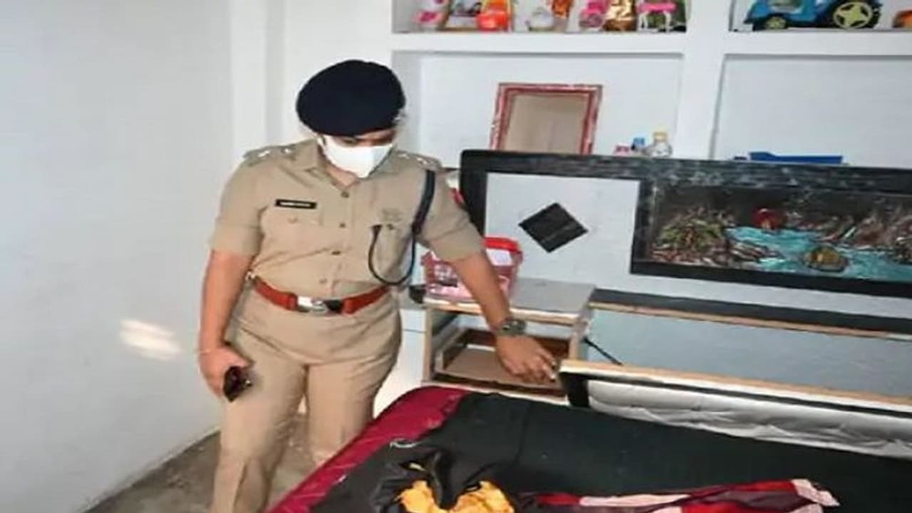 औरैया में विवाहिता ने घरवालों को एक कमरे में बंद कर उठाया खौफनाक कदम, कुछ देर पहले पति से हुआ था झगड़ा औरैया में विवाहिता ने घरवालों को एक कमरे में बंद कर उठाया खौफनाक कदम, कुछ देर पहले पति से हुआ था झगड़ा