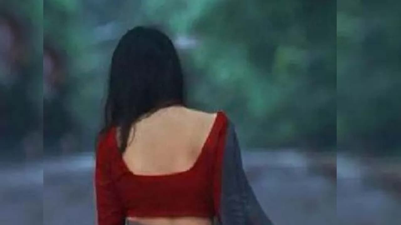 6 साल छोटे लड़के के प्यार में दीवानी हुई शादीशुदा महिला, प्रेमी से कर बैठी ऐसी जिद की उसे मरना पड़ा 6 साल छोटे लड़के के प्यार में दीवानी हुई शादीशुदा महिला, प्रेमी से कर बैठी ऐसी जिद की उसे मरना पड़ा