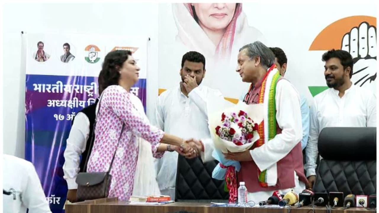 ഖാർഗെയോട് ശത്രുതയില്ല, ലക്ഷ്യം കോൺഗ്രസിനെ ശക്തിപ്പെടുത്തലെന്ന് തരൂർ, പിന്തുണയുമായി പ്രിയാ ദത്തും വേദിയിൽ ഖാർഗെയോട് ശത്രുതയില്ല, ലക്ഷ്യം കോൺഗ്രസിനെ ശക്തിപ്പെടുത്തലെന്ന് തരൂർ, പിന്തുണയുമായി പ്രിയാ ദത്തും വേദിയിൽ