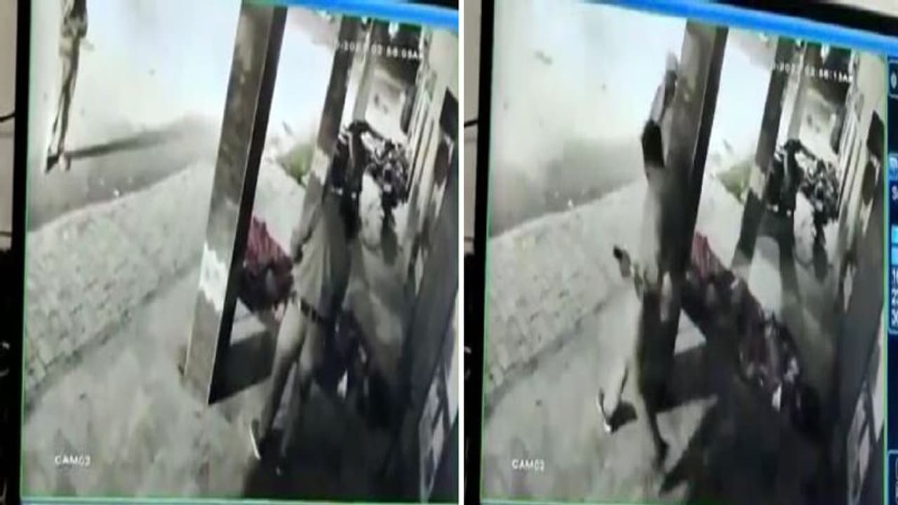 कानपुर: सोते आदमी का फोन उड़ा ले गए पुलिसकर्मी, मोबाइल चुराते कांस्टेबल CCTV में कैद, वायरल हुआ वीडियो कानपुर: सोते आदमी का फोन उड़ा ले गए पुलिसकर्मी, मोबाइल चुराते कांस्टेबल CCTV में कैद, वायरल हुआ वीडियो