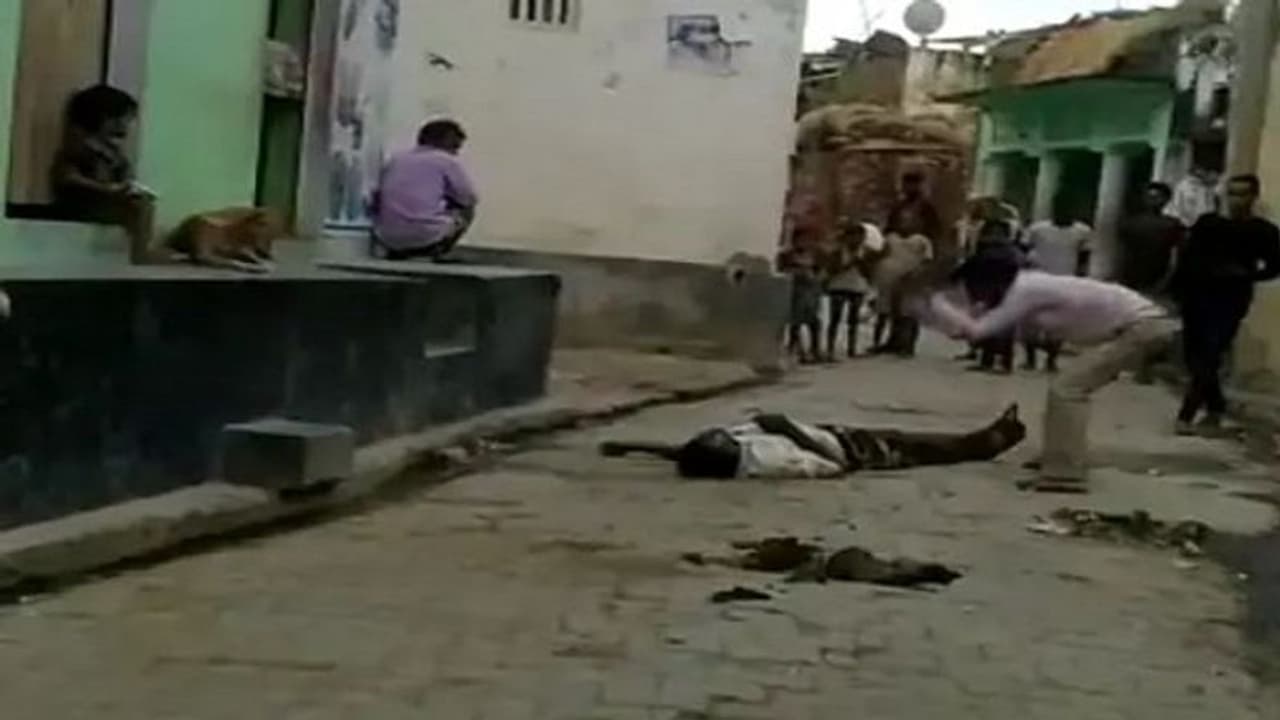 बुलंदशहर में शराब पार्टी में दो दोस्तों के बीच शुरू गाली गलौज का दर्दनाक हुआ अंत, 44 सेकंड का वीडियो हुआ वायरल बुलंदशहर में शराब पार्टी में दो दोस्तों के बीच शुरू गाली गलौज का दर्दनाक हुआ अंत, 44 सेकंड का वीडियो हुआ वायरल