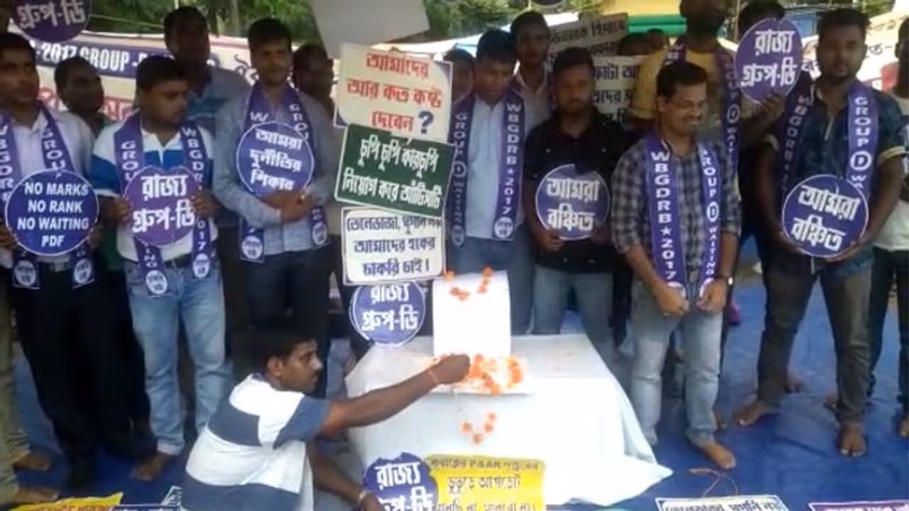 চাকরি নেই তাই লক্ষ্মীও নেই, শুধু ফুল দিয়েই পুজো এসএসসি বিক্ষোভকারীদের চাকরি নেই তাই লক্ষ্মীও নেই, শুধু ফুল দিয়েই পুজো এসএসসি বিক্ষোভকারীদের