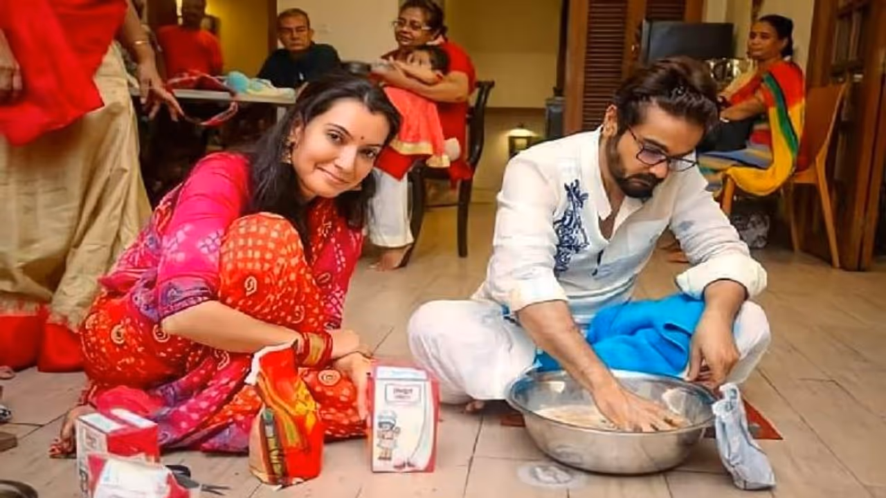 বাড়ির লক্ষ্মীপুজোয় ব্যস্ত প্রসেনজিৎ, প্রতি বারের মতো নিজের হাতেই মাখলেন সিন্নি বাড়ির লক্ষ্মীপুজোয় ব্যস্ত প্রসেনজিৎ, প্রতি বারের মতো নিজের হাতেই মাখলেন সিন্নি