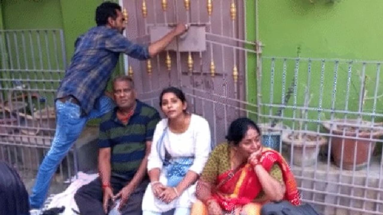 बिहार की दबंग बहू: सास ससुर और पति को घर से निकाला, पूरा परिवार धरने पर बैठा, पुलिस को बुलाना पड़ा बिहार की दबंग बहू: सास ससुर और पति को घर से निकाला, पूरा परिवार धरने पर बैठा, पुलिस को बुलाना पड़ा