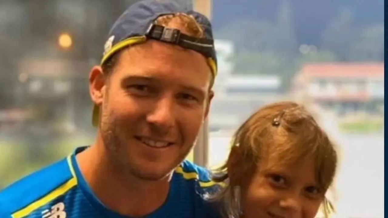  'তুমি আমাকে অনেককিছু শিখিয়ে গেলে', ভক্তের স্মৃতিতে আবেগঘন ভিডিও পোস্ট করলেন ডেভিড মিলার