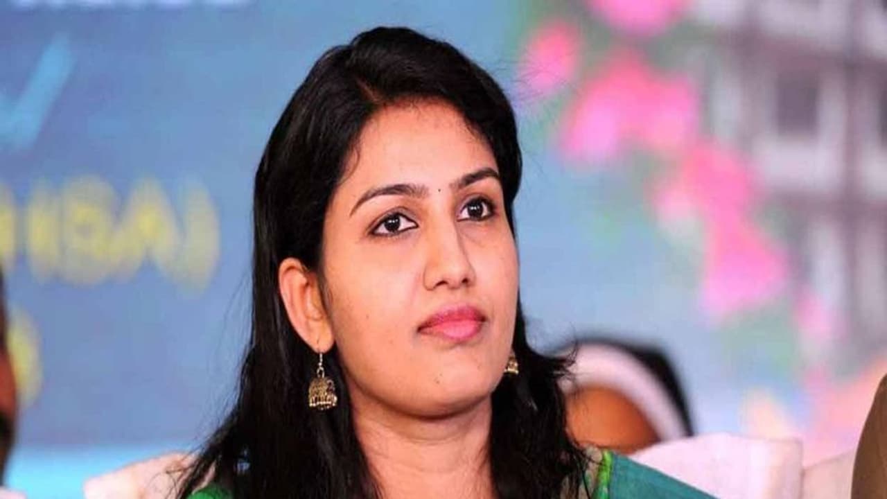 'നീ പെണ്ണാണ് എന്ന് കേൾക്കുന്നത് അഭിമാനം, വെറും പെണ്ണ് എന്ന് പറയുന്നിടത്താണ് പ്രതിഷേധം'; കുറിപ്പുമായി രേണുരാജ്