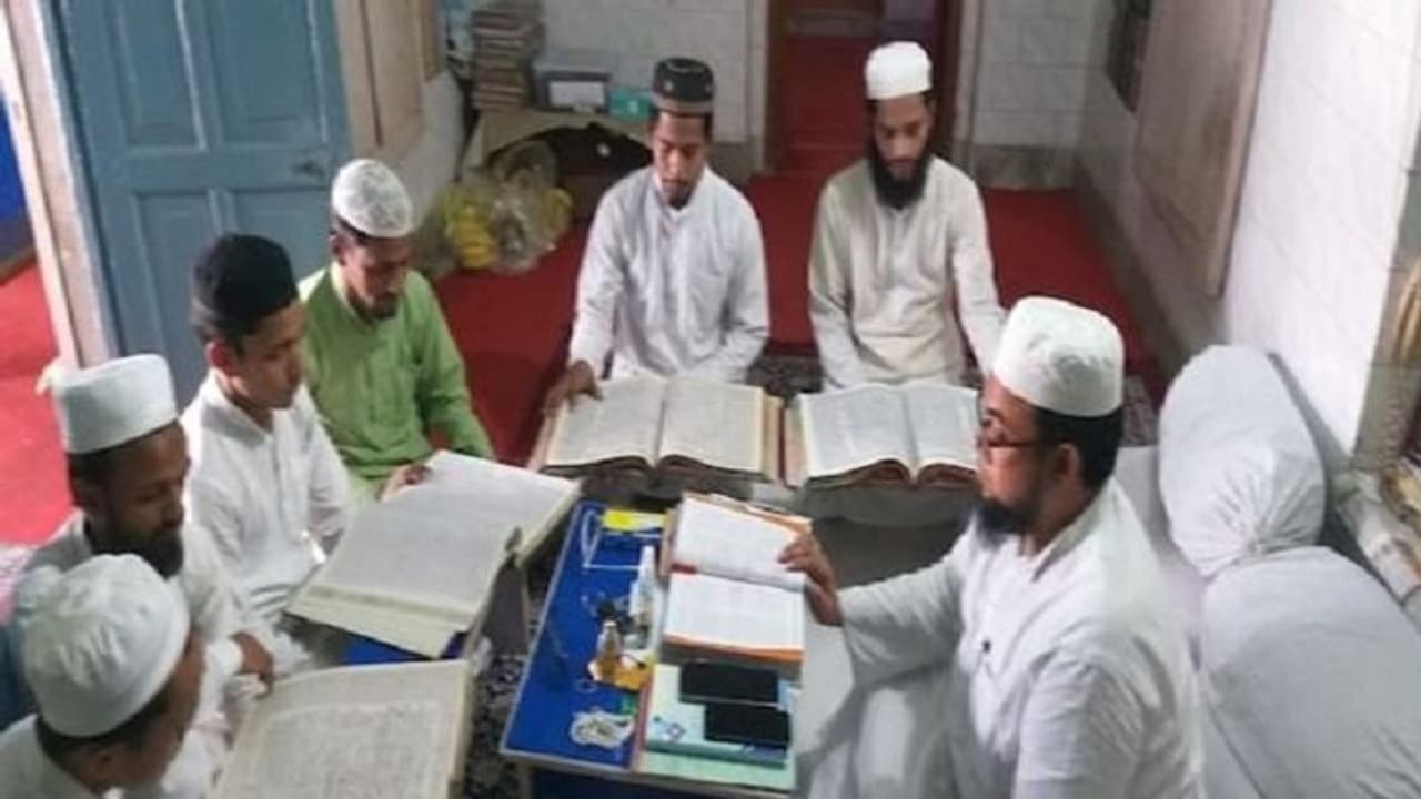 मेरठ: मौलाना फर्राटेदार अंग्रेजी के साथ बच्चों को संस्कृत में सुनाते है श्लोक, नाम के आगे लगाते है चतुर्वेदी मेरठ: मौलाना फर्राटेदार अंग्रेजी के साथ बच्चों को संस्कृत में सुनाते है श्लोक, नाम के आगे लगाते है चतुर्वेदी