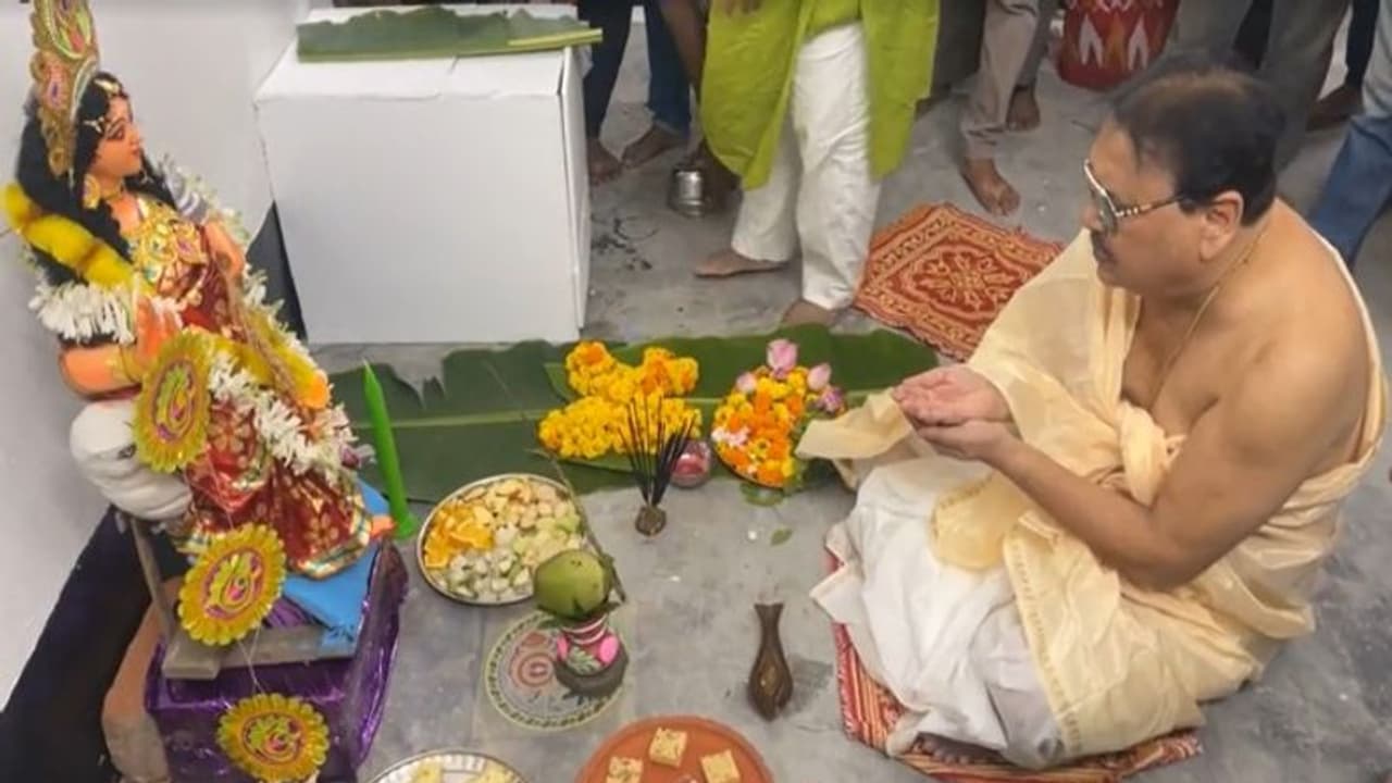 নিজে হাতে ধনদেবীর পুজো করলেন মদন মিত্র, গলায় রইল ‘এসো মা লক্ষ্মী, বসো ঘরে’ স্তব নিজে হাতে ধনদেবীর পুজো করলেন মদন মিত্র, গলায় রইল ‘এসো মা লক্ষ্মী, বসো ঘরে’ স্তব