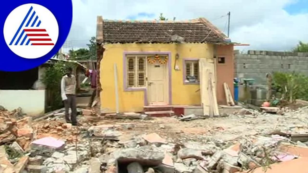 Chikkamagaluru: ಬೆಳ್ಳಂಬೆಳಗ್ಗೆಯೇ ಜೆಸಿಬಿ ಘರ್ಜನೆ, ಬಡ ಕುಟುಂಬದ ಬದುಕು ಬೀದಿಗೆ! Chikkamagaluru: ಬೆಳ್ಳಂಬೆಳಗ್ಗೆಯೇ ಜೆಸಿಬಿ ಘರ್ಜನೆ, ಬಡ ಕುಟುಂಬದ ಬದುಕು ಬೀದಿಗೆ!