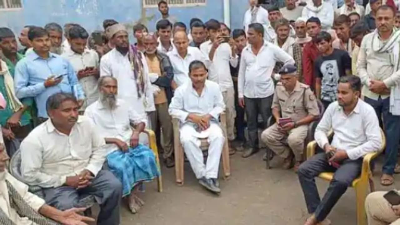 യുപിയിൽ നബിദിന റാലിക്കിടെ ഹൈ ടെന്ഷൻ വയറിൽ നിന്ന് ഷോക്കേറ്റ് നാല് കുട്ടികളടക്കം അഞ്ചുപേര്ക്ക് ദാരുണാന്ത്യം യുപിയിൽ നബിദിന റാലിക്കിടെ ഹൈ ടെന്ഷൻ വയറിൽ നിന്ന് ഷോക്കേറ്റ് നാല് കുട്ടികളടക്കം അഞ്ചുപേര്ക്ക് ദാരുണാന്ത്യം