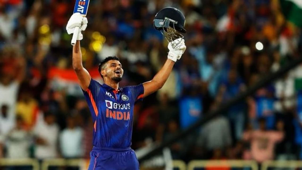 వన్డే సిరీస్కి ముందు టీమిండియాకి షాక్... గాయంతో శ్రేయాస్ అయ్యర్ అవుట్... వన్డే సిరీస్కి ముందు టీమిండియాకి షాక్... గాయంతో శ్రేయాస్ అయ్యర్ అవుట్...