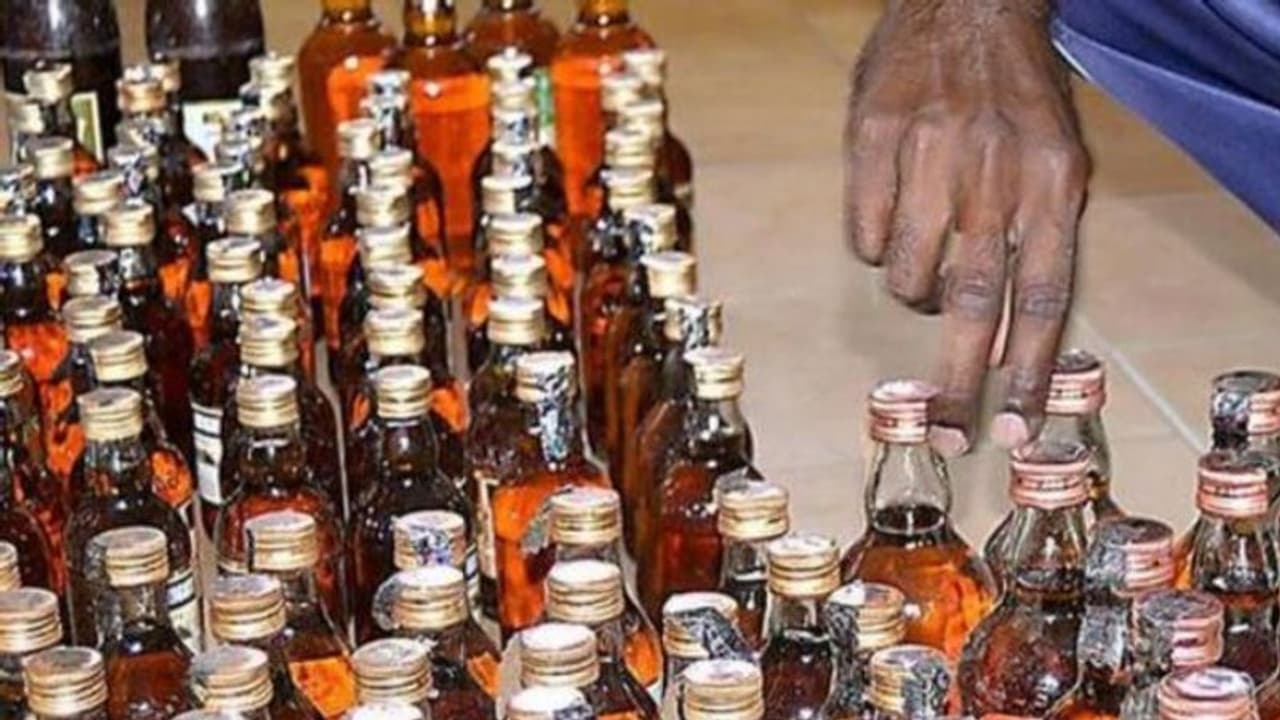 ഇടുക്കി പൂപ്പാറയിൽ വ്യാജമദ്യവുമായി ബെവ്കോ ജീവനക്കാരൻ പിടിയിൽ ഇടുക്കി പൂപ്പാറയിൽ വ്യാജമദ്യവുമായി ബെവ്കോ ജീവനക്കാരൻ പിടിയിൽ