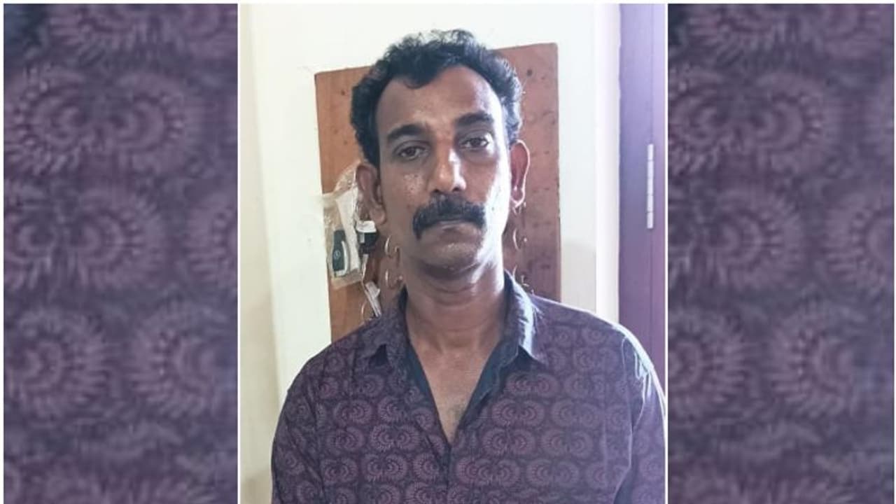 അരയിലും സ്കൂട്ടറിലും 'നെപ്പോളിയനും മക്ഡോവല്സും'; ഡ്രൈ ഡേ മുതലാക്കി മദ്യക്കച്ചവടം, ഒരാള് അറസ്റ്റില് അരയിലും സ്കൂട്ടറിലും 'നെപ്പോളിയനും മക്ഡോവല്സും'; ഡ്രൈ ഡേ മുതലാക്കി മദ്യക്കച്ചവടം, ഒരാള് അറസ്റ്റില്