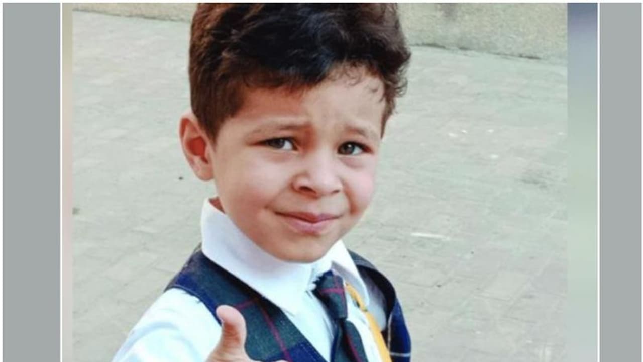 സ്കൂള് വാനില് ശ്വാസംമുട്ടി മരിച്ച അഞ്ചു വയസ്സുകാരന്റെ മൃതദേഹം സംസ്കരിച്ചു സ്കൂള് വാനില് ശ്വാസംമുട്ടി മരിച്ച അഞ്ചു വയസ്സുകാരന്റെ മൃതദേഹം സംസ്കരിച്ചു