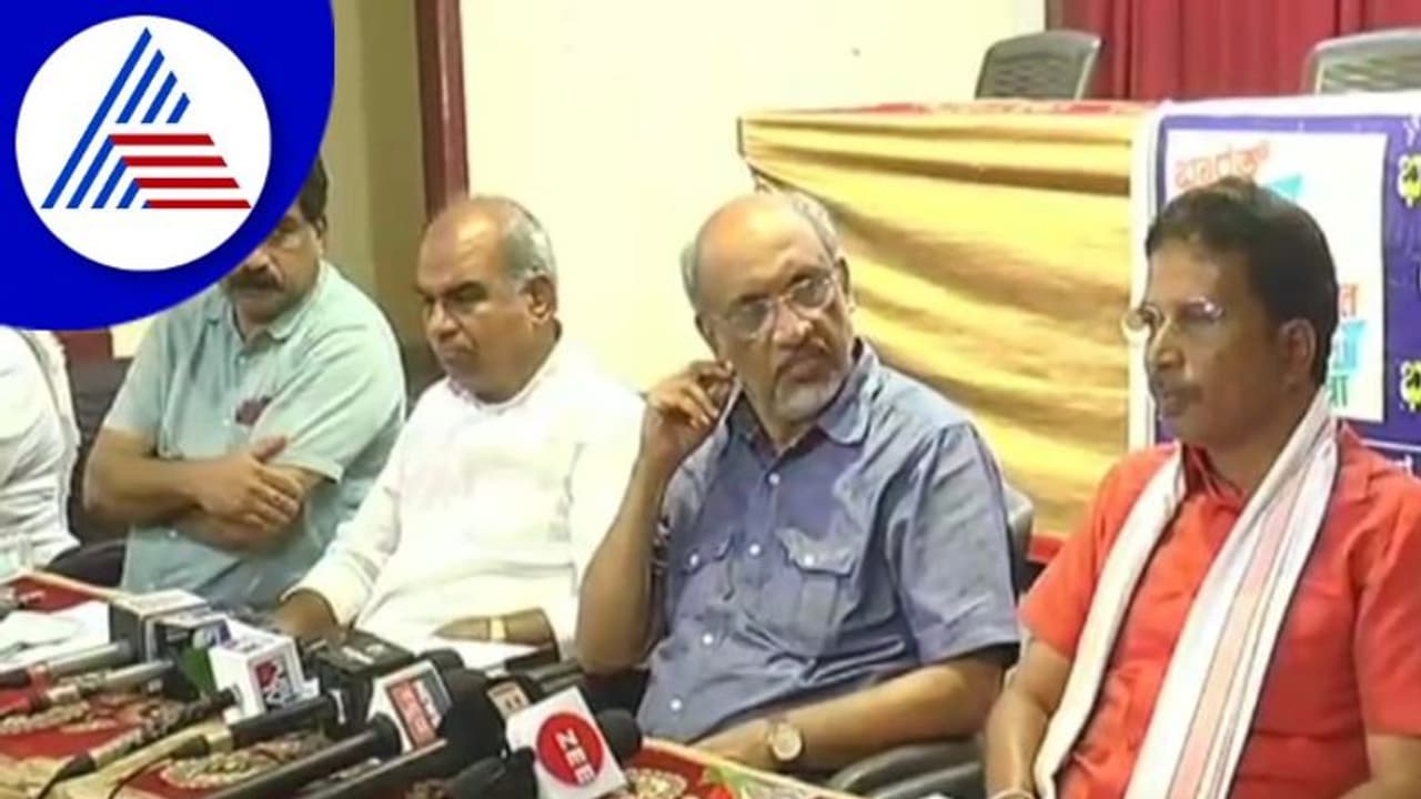 Chitradurga: ಭಾರತ್ ಜೋಡೋ ಯಾತ್ರೆಗೆ ಸಾಹಿತಿಗಳು, ರೈತ ಮುಖಂಡರು ಸಾಥ್ Chitradurga: ಭಾರತ್ ಜೋಡೋ ಯಾತ್ರೆಗೆ ಸಾಹಿತಿಗಳು, ರೈತ ಮುಖಂಡರು ಸಾಥ್