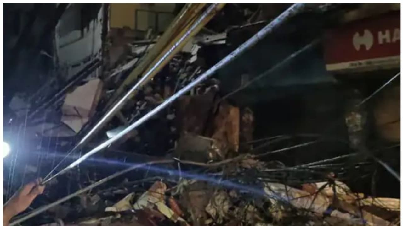 ദില്ലിയിൽ കെട്ടിടം തകർന്നു വീണ് 3 മരണം; നാല് പേർ കുടുങ്ങിക്കിടക്കുന്നു, 10 പേർ ആശുപത്രിയിൽ ദില്ലിയിൽ കെട്ടിടം തകർന്നു വീണ് 3 മരണം; നാല് പേർ കുടുങ്ങിക്കിടക്കുന്നു, 10 പേർ ആശുപത്രിയിൽ