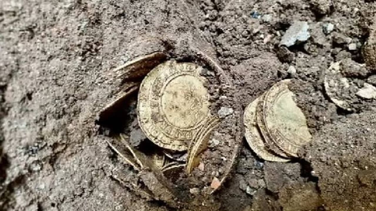 పైప్ లైన్ కోసం తవ్వుతుంటే బయటపడ్డ బంగారు నాణాలు.. పైప్ లైన్ కోసం తవ్వుతుంటే బయటపడ్డ బంగారు నాణాలు..