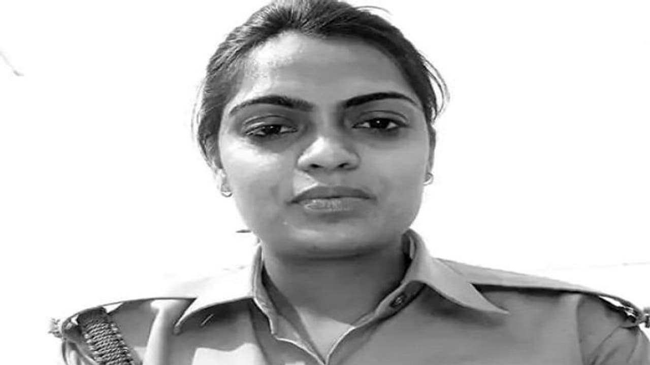 मुजफ्फरनगर में सरकारी आवास में महिला कांस्टेबल ने की आत्महत्या, कुछ महीने पहले सीओ कार्यालय में हुई थी तैनाती मुजफ्फरनगर में सरकारी आवास में महिला कांस्टेबल ने की आत्महत्या, कुछ महीने पहले सीओ कार्यालय में हुई थी तैनाती