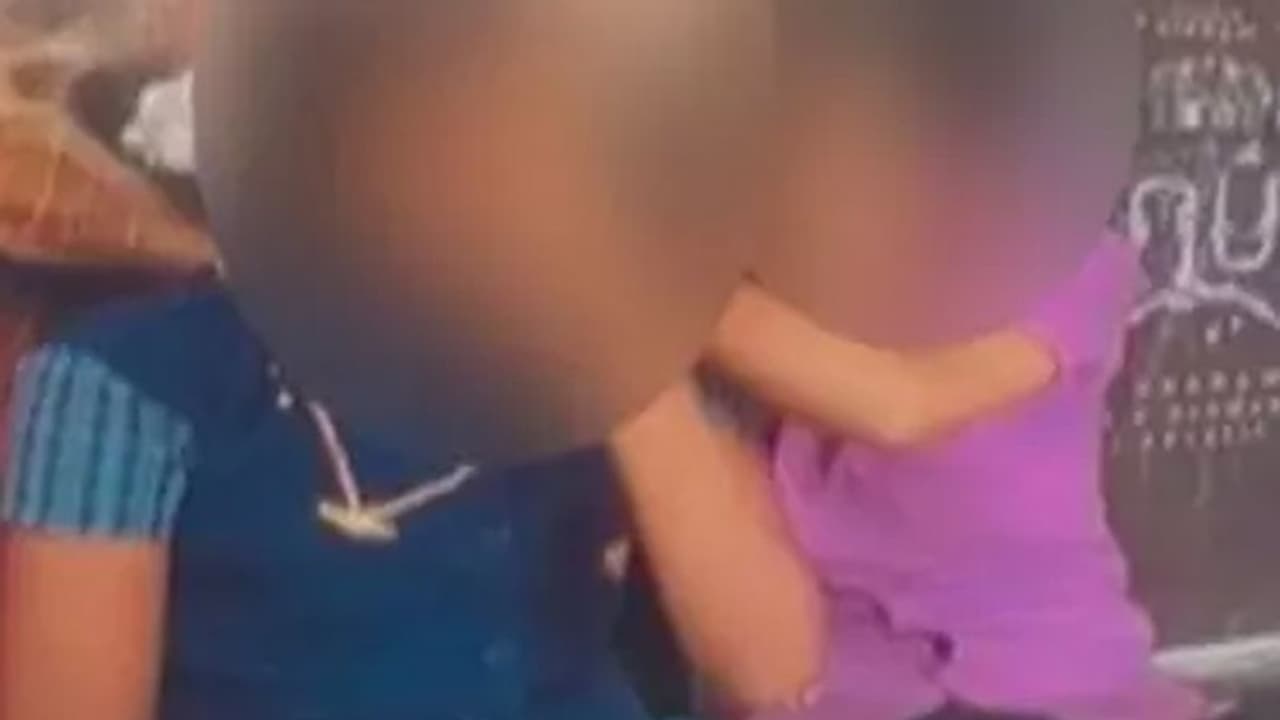 பஸ் ஸ்டாப்பில் வைத்து பள்ளி சீருடையில் 12ம் வகுப்பு மாணவிக்கு தாலி கட்டிய மாணவன்.. வைரல் வீடியோ..! பஸ் ஸ்டாப்பில் வைத்து பள்ளி சீருடையில் 12ம் வகுப்பு மாணவிக்கு தாலி கட்டிய மாணவன்.. வைரல் வீடியோ..!