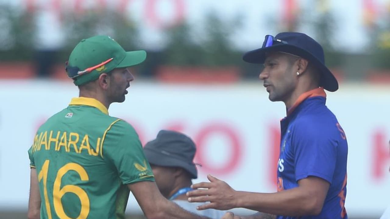 Team India ಪಂದ್ಯ ಗೆದ್ದ ಬಳಿಕ ದಕ್ಷಿಣ ಆಫ್ರಿಕಾ ನಾಯಕ ಕೇಶವ್ ಮಹರಾಜ್ಗೆ ಥ್ಯಾಂಕ್ಸ್ ಹೇಳಿದ ಶಿಖರ್ ಧವನ್..! Team India ಪಂದ್ಯ ಗೆದ್ದ ಬಳಿಕ ದಕ್ಷಿಣ ಆಫ್ರಿಕಾ ನಾಯಕ ಕೇಶವ್ ಮಹರಾಜ್ಗೆ ಥ್ಯಾಂಕ್ಸ್ ಹೇಳಿದ ಶಿಖರ್ ಧವನ್..!