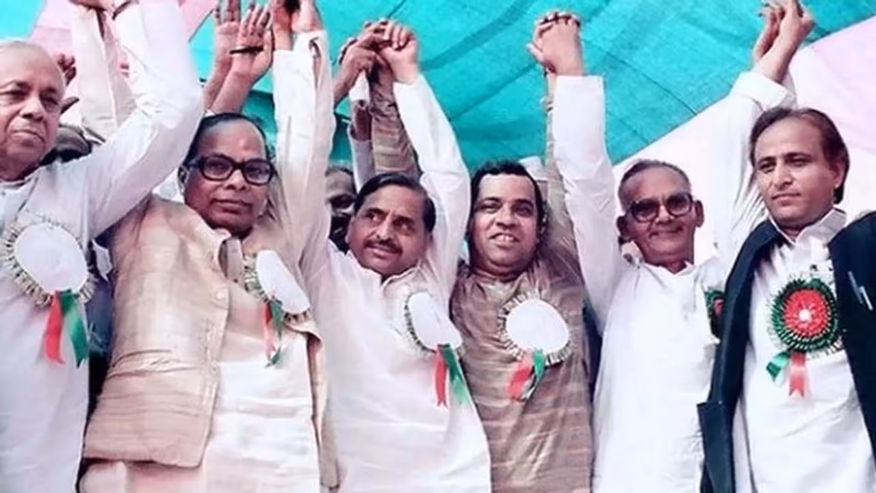 कुश्ती के दांव को पॉलिटिक्स में आजमाने वाले पहले नेता थे मुलायम, पहली बार सीएम बनने के लिए मारा था 'चरखा दांव' कुश्ती के दांव को पॉलिटिक्स में आजमाने वाले पहले नेता थे मुलायम, पहली बार सीएम बनने के लिए मारा था 'चरखा दांव'