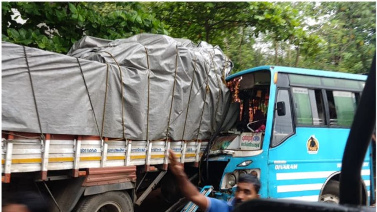 നിയന്ത്രണം വിട്ട ബസ് ലോറിയില് ഇടിച്ച് കയറി; 20 പേർക്ക് പരുക്ക് നിയന്ത്രണം വിട്ട ബസ് ലോറിയില് ഇടിച്ച് കയറി; 20 പേർക്ക് പരുക്ക്