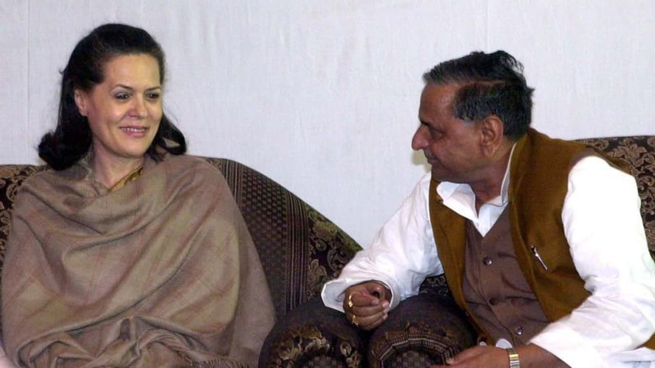 ಸೋನಿಯಾ ಗಾಂಧಿಗೆ ಪ್ರಧಾನಿ ಪಟ್ಟ ತಪ್ಪಿಸಿದ್ದ Mulayam Singh Yadav..! ಸೋನಿಯಾ ಗಾಂಧಿಗೆ ಪ್ರಧಾನಿ ಪಟ್ಟ ತಪ್ಪಿಸಿದ್ದ Mulayam Singh Yadav..!