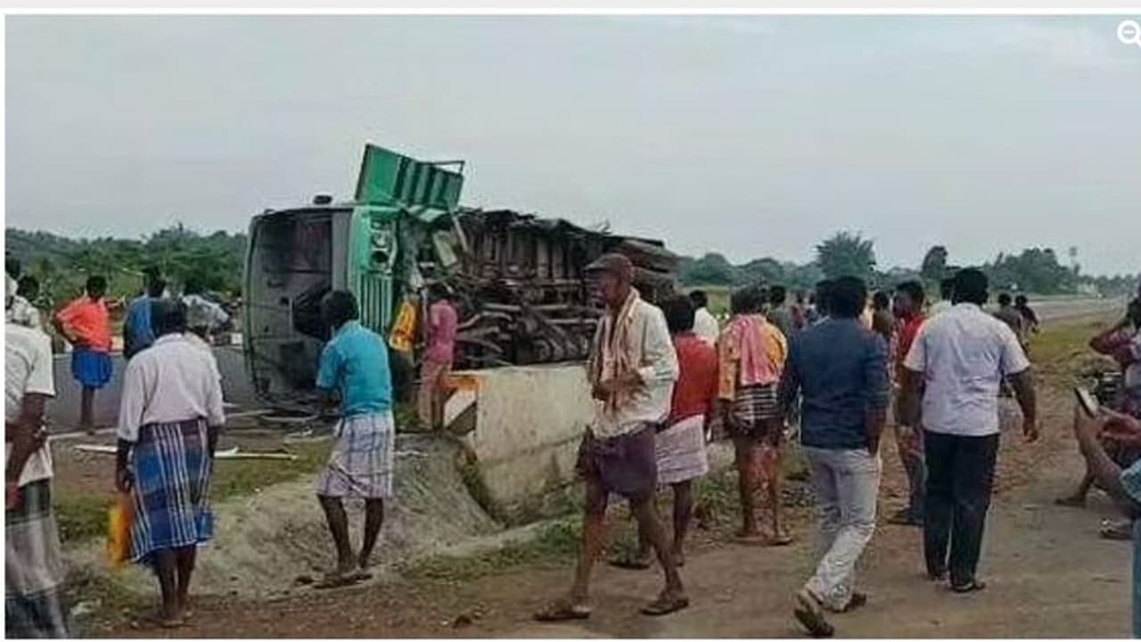 தஞ்சை அருகே பரபரப்பு !! கட்டுப்பாட்டை இழந்து வாய்க்காலில் தலைக்கீழாக கவிழ்ந்த அரசு பேருந்து.. தஞ்சை அருகே பரபரப்பு !! கட்டுப்பாட்டை இழந்து வாய்க்காலில் தலைக்கீழாக கவிழ்ந்த அரசு பேருந்து..