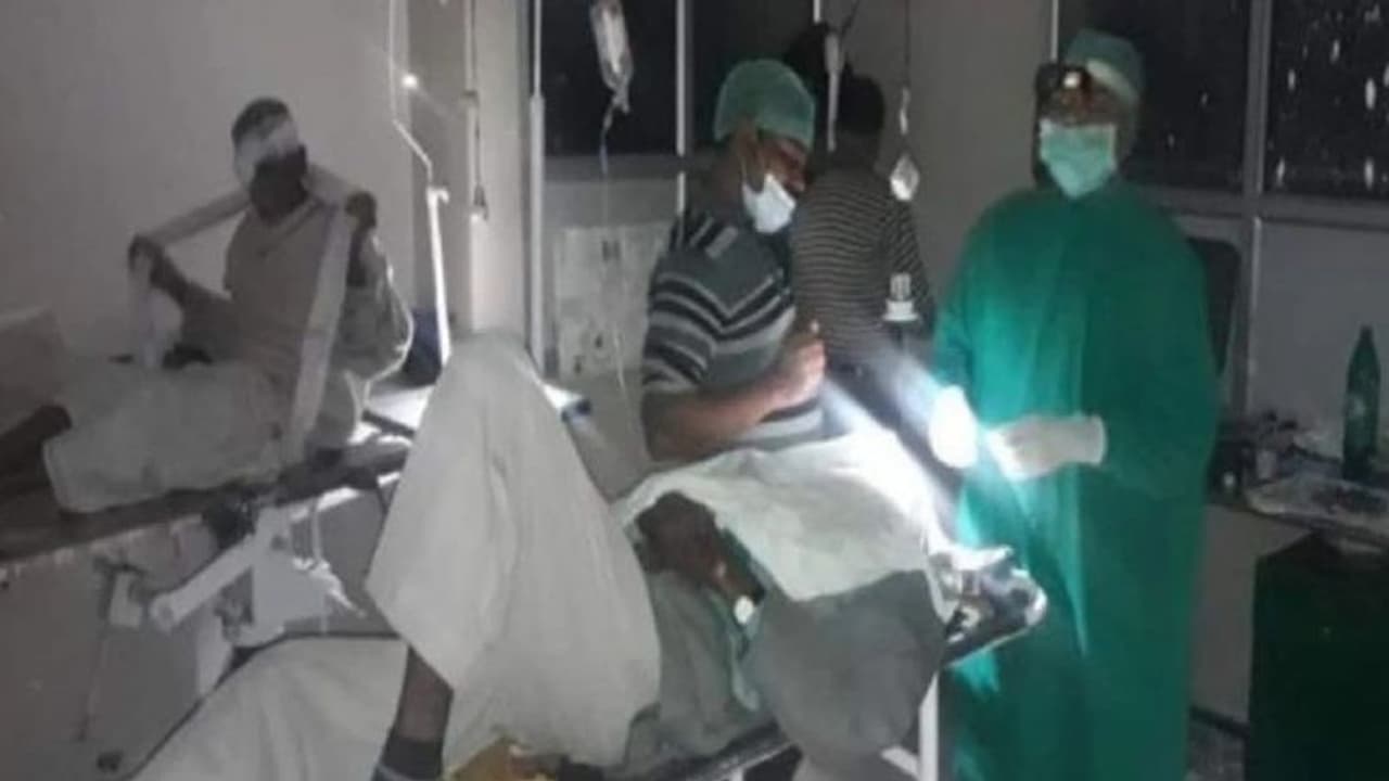 झारखंड से चौंकाने वाला मामला: फ्री इलाज के नाम पर निकाल ली बुजुर्ग की असली आंख, लगा दी कांच की गोली झारखंड से चौंकाने वाला मामला: फ्री इलाज के नाम पर निकाल ली बुजुर्ग की असली आंख, लगा दी कांच की गोली