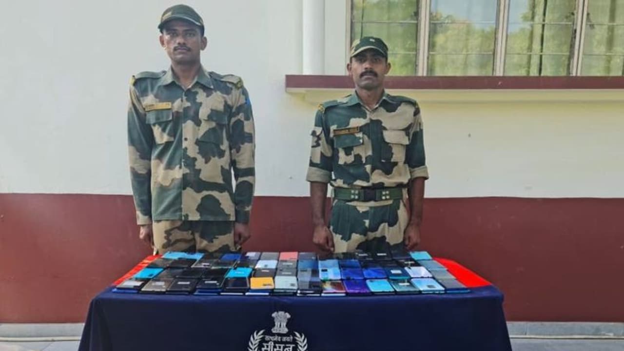 ನದಿಯಲ್ಲಿ ತೇಲುತ್ತಿದ್ದ 38 ಲಕ್ಷ ರೂಪಾಯಿ ಮೌಲ್ಯದ 317 ಮೊಬೈಲ್‌ ಫೋನ್‌ ವಶಪಡಿಸಿಕೊಂಡ ಬಿಎಸ್‌ಎಫ್‌!