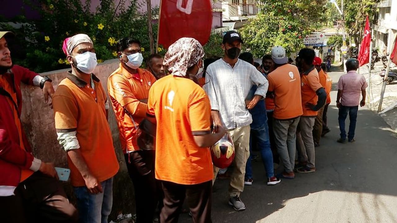 'ഇന്നീ സമരം സൂചന മാത്രം...': കൊടി പിടിച്ച് സ്വിഗി ഡെലിവറി പാർട്ണർമാർ, ഇന്ന് തിരുവനന്തപുരത്ത് പണിമുടക്ക് 'ഇന്നീ സമരം സൂചന മാത്രം...': കൊടി പിടിച്ച് സ്വിഗി ഡെലിവറി പാർട്ണർമാർ, ഇന്ന് തിരുവനന്തപുരത്ത് പണിമുടക്ക്