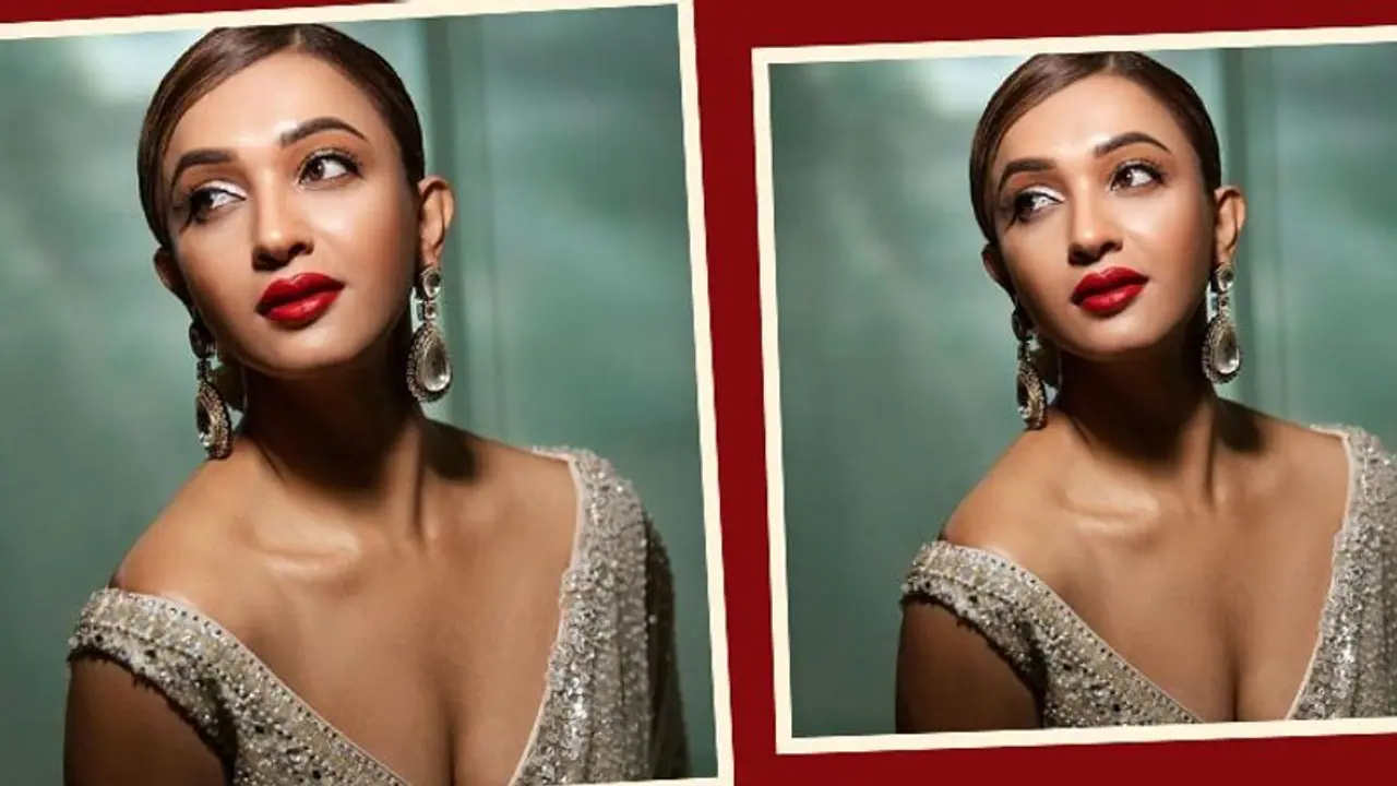 লো নেক পোশাকে উন্মুক্ত বক্ষের একাংশ, হট ক্লিভেজে নেশা ধরালেন টলি ডিভা কৌশানি লো নেক পোশাকে উন্মুক্ত বক্ষের একাংশ, হট ক্লিভেজে নেশা ধরালেন টলি ডিভা কৌশানি