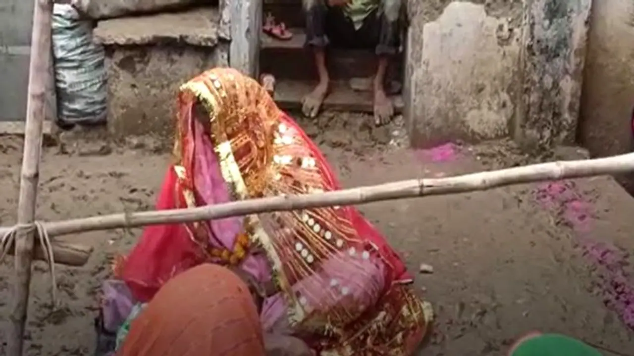 भगवान से बात कर महिला ने बताया कि किस दिन जा रही है भगवान के द्वारः चढ़ावा चढ़ाने पहुंच रहे लोग भगवान से बात कर महिला ने बताया कि किस दिन जा रही है भगवान के द्वारः चढ़ावा चढ़ाने पहुंच रहे लोग