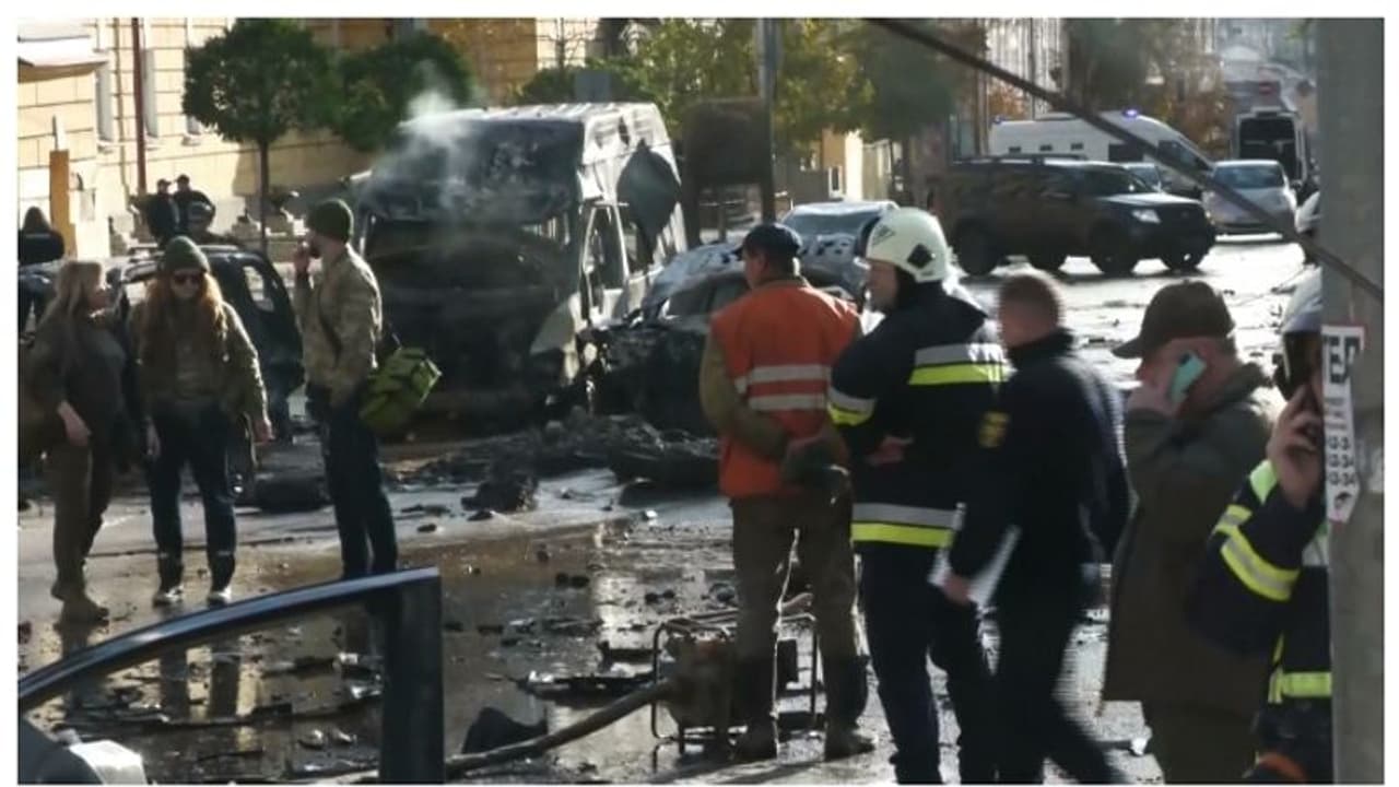 Russia Ukraine war ಕ್ರಿಮಿಯಾ ಸೇತುವೆ ಸ್ಫೋಟಕ್ಕೆ ಪ್ರತೀಕಾರ, ಕೀವ್ ಮೇಲೆ ರಷ್ಯಾ ಕ್ಷಿಪಣಿ ದಾಳಿ! Russia Ukraine war ಕ್ರಿಮಿಯಾ ಸೇತುವೆ ಸ್ಫೋಟಕ್ಕೆ ಪ್ರತೀಕಾರ, ಕೀವ್ ಮೇಲೆ ರಷ್ಯಾ ಕ್ಷಿಪಣಿ ದಾಳಿ!