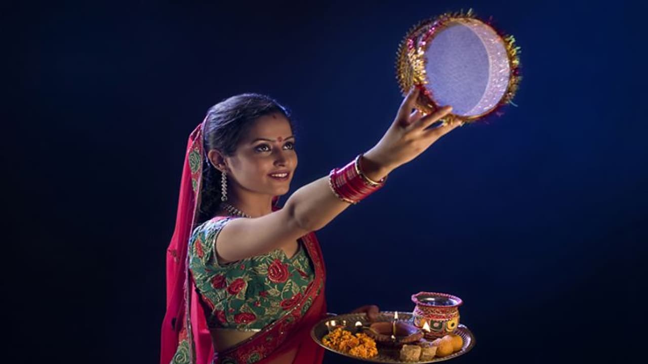 Karwa Chauth 2022: करवा चौथ पर भूलकर ना करें ये 5 काम, सुहाग के लिए होगा अशुभ Karwa Chauth 2022: करवा चौथ पर भूलकर ना करें ये 5 काम, सुहाग के लिए होगा अशुभ