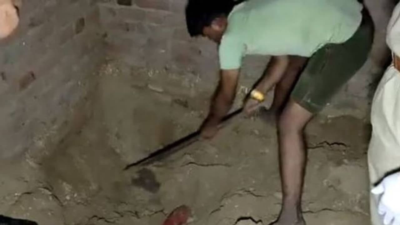 രണ്ട് വർഷം മുമ്പ് കാണാതായ പെൺകുട്ടിയുടെ അസ്ഥികൂടം കാമുകന്റെ കിടപ്പറയിൽ, കൊന്ന് കുഴിച്ചുമൂടാൻ സഹായിച്ചത് പിതാവ് രണ്ട് വർഷം മുമ്പ് കാണാതായ പെൺകുട്ടിയുടെ അസ്ഥികൂടം കാമുകന്റെ കിടപ്പറയിൽ, കൊന്ന് കുഴിച്ചുമൂടാൻ സഹായിച്ചത് പിതാവ്