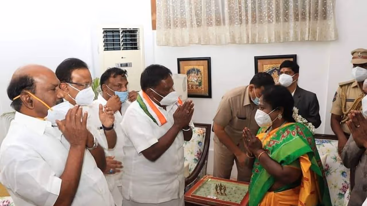 மக்களை தான் சந்திக்கிறேன் தீவிரவாதிகளை அல்ல! தமிழிசை சௌந்தரராஜன்!