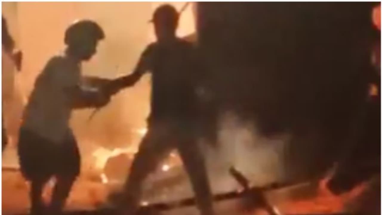 കൊല്ക്കത്ത മോമിന്പൂരില് വര്ഗീയ കലാപം; 38 പേര് കസ്റ്റഡിയില്, ബിജെപി സംസ്ഥാന പ്രസിഡന്റ് അറസ്റ്റില് കൊല്ക്കത്ത മോമിന്പൂരില് വര്ഗീയ കലാപം; 38 പേര് കസ്റ്റഡിയില്, ബിജെപി സംസ്ഥാന പ്രസിഡന്റ് അറസ്റ്റില്