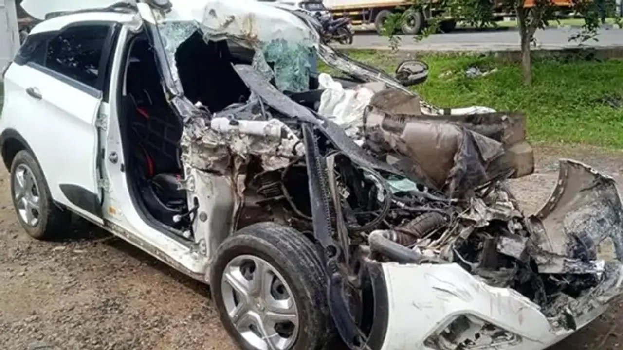 லாரி மீது பயங்கரமாக மோதிய கார்.. 3 பேர் ரத்த வெள்ளத்தில் துடிதுடித்து பலி..! லாரி மீது பயங்கரமாக மோதிய கார்.. 3 பேர் ரத்த வெள்ளத்தில் துடிதுடித்து பலி..!