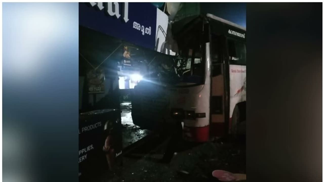 നിയന്ത്രണം വിട്ട കെഎസ്ആർടിസി ബസ് കടയിലേക്ക് പാഞ്ഞുകയറി; 6 പേർക്ക് പരുക്ക് നിയന്ത്രണം വിട്ട കെഎസ്ആർടിസി ബസ് കടയിലേക്ക് പാഞ്ഞുകയറി; 6 പേർക്ക് പരുക്ക്