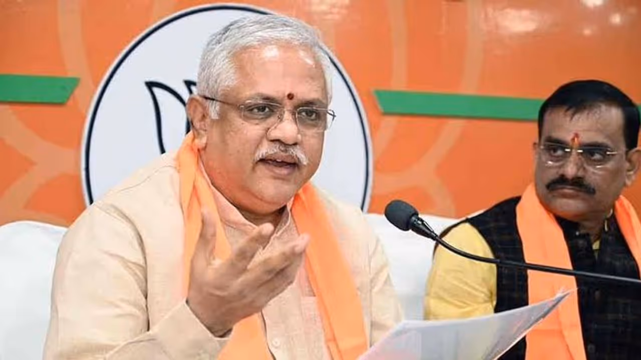 ராஜராஜ சோழன் காலத்தில் தமிழ்நாடு என்ற ஒன்றே இல்லை.. திருப்பி அடித்த பாஜக அமைப்பு செயலாளர் பி.எல் சந்தோஷ். ராஜராஜ சோழன் காலத்தில் தமிழ்நாடு என்ற ஒன்றே இல்லை.. திருப்பி அடித்த பாஜக அமைப்பு செயலாளர் பி.எல் சந்தோஷ்.