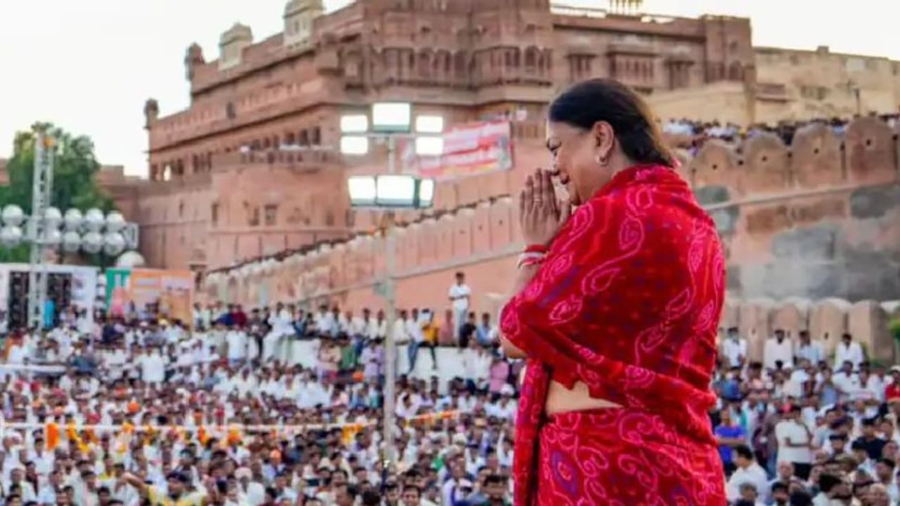 राजस्थान में कांग्रेस के बाद अब क्या BJP में होगी बगावत? क्योंकि वसुंधरा राजे अकेले ही कर रहीं सभाएं राजस्थान में कांग्रेस के बाद अब क्या BJP में होगी बगावत? क्योंकि वसुंधरा राजे अकेले ही कर रहीं सभाएं